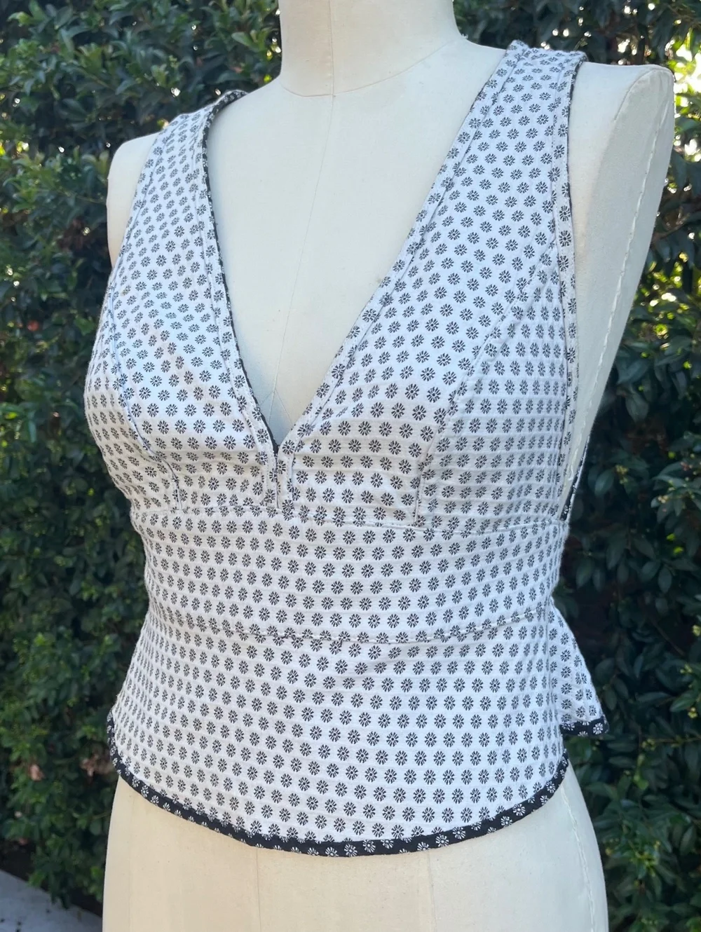 Free People Floral Peplum Top Size 4 Black White Sleeveless V Neck Zip Back Boho
